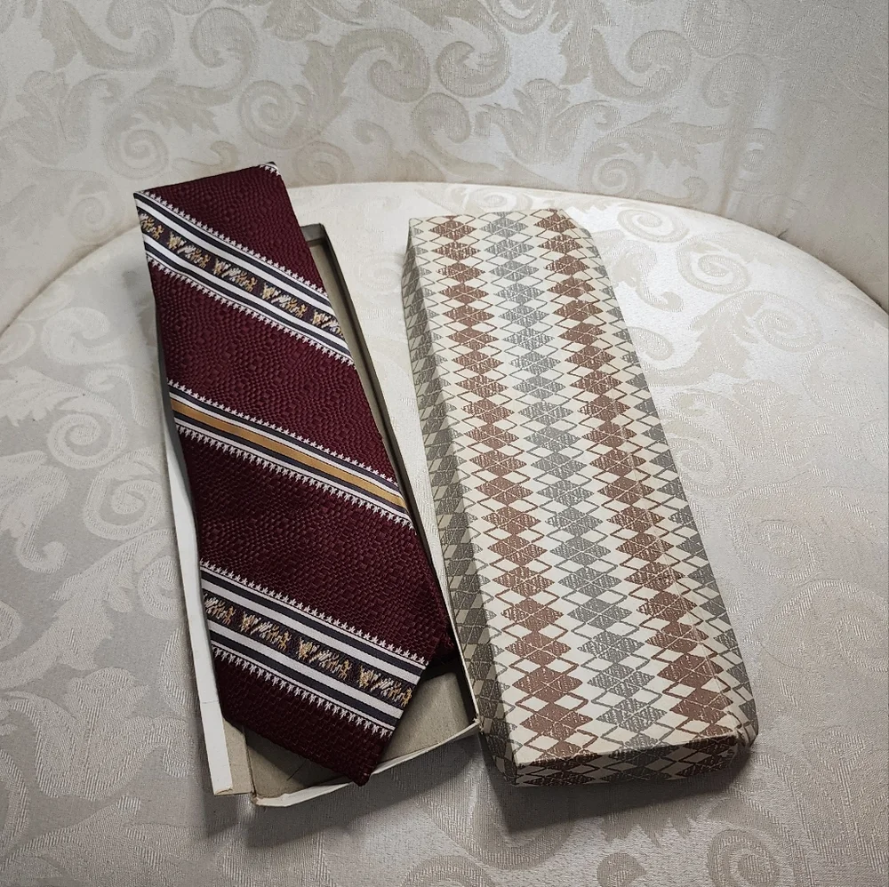 VINTAGE KAUFMANN'S MEN'S TIE BURGUNDY STRIPED MADE IN USA